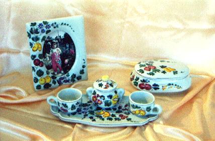 Ceramiche d-Arte di Albisola - Servizio da caffe' in maiolica
azzurrino dipinto con frutti e motivi floreali ( Solo il servizio da caffè)